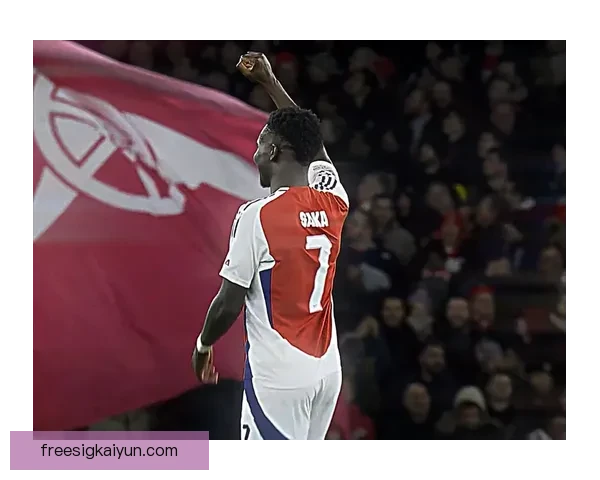 萨卡对阿森纳俱乐部的承诺持续升温，展现出稳定的表现和强烈的归属感。